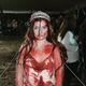 Sidney Wolfe se vistió de Carrie, un personaje de Stephen King, para promocionar la obra del mismo nombre. Tras chocar su coche, su disfraz alarmó a los médicos y las autoridades.